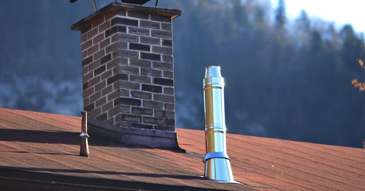 Conduit de tubage inox install&eacute; sur une chemin&eacute;e — rendu fini Toiture Deldime