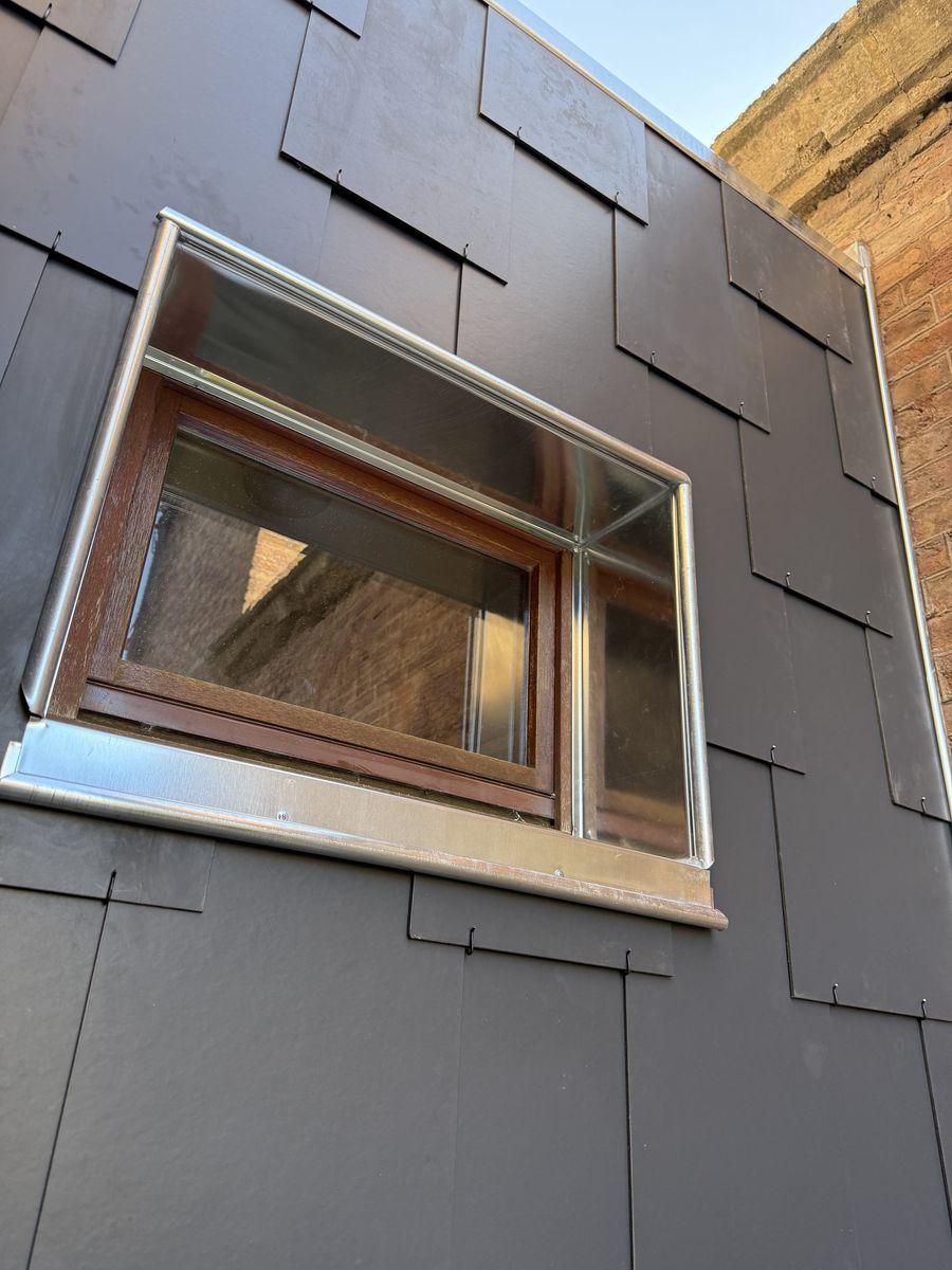 Pignon ardoise à claire-voie avec contour fenêtre zinc quartz