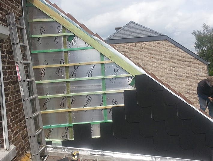 Isolation et bardage pignon en cours — pose ardoises sur isolation