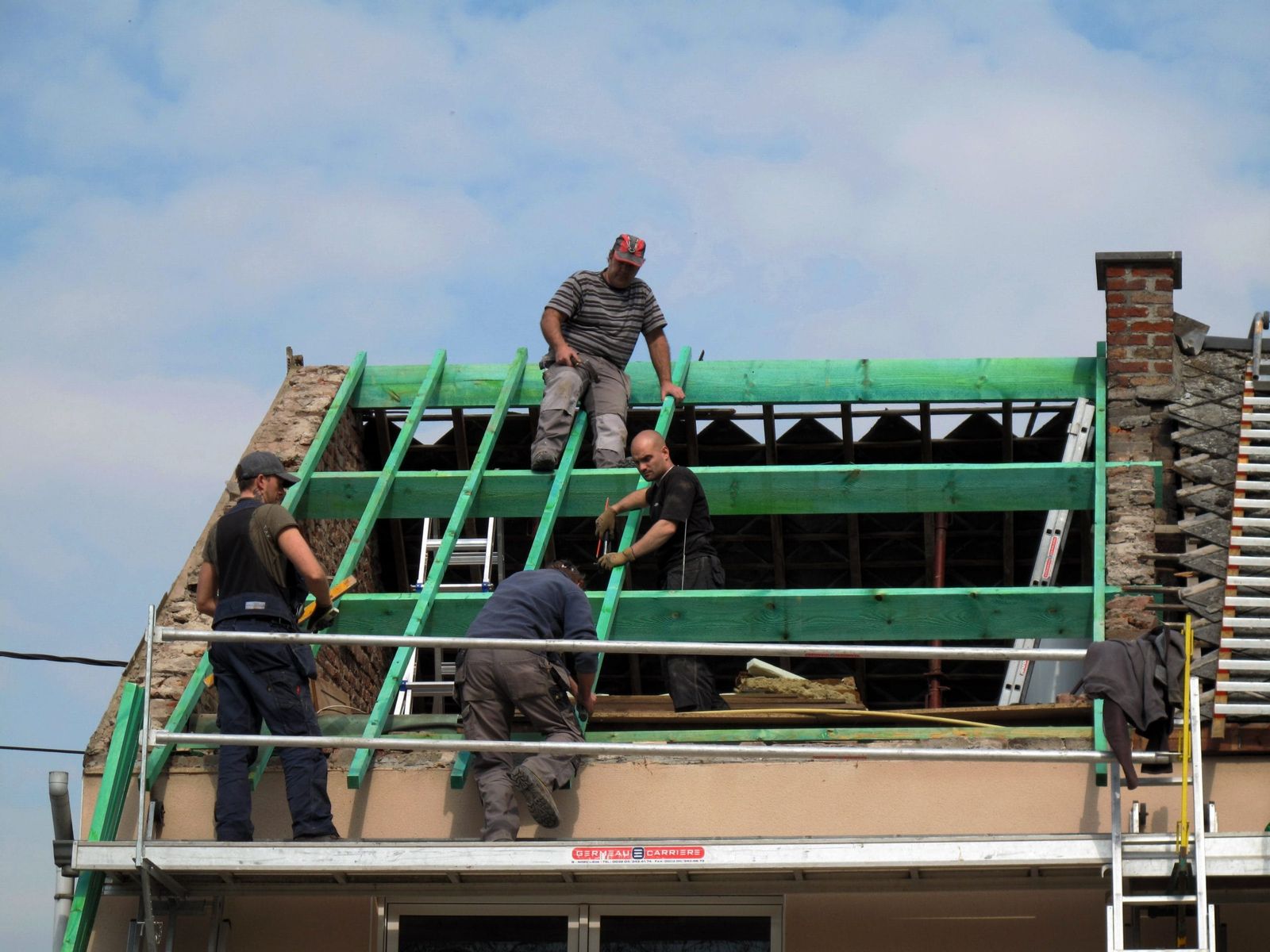 &Eacute;quipe Deldime sur charpente neuve
