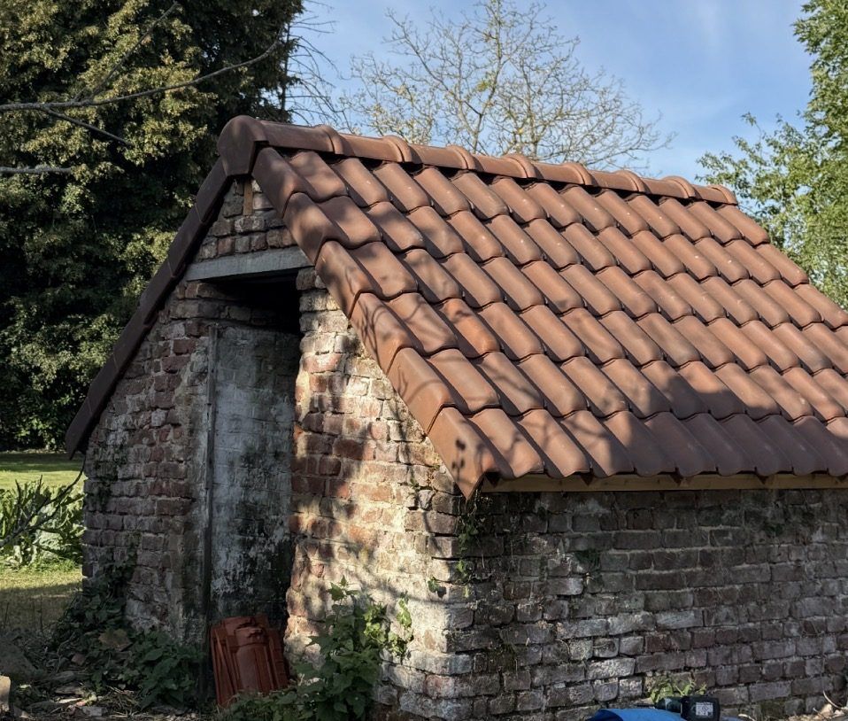 Cabanon en pierres restauré — toiture tuiles neuves