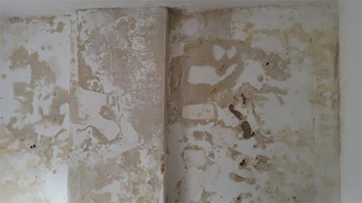 Mur ab&icirc;m&eacute; par l'humidit&eacute; d'un conduit non tub&eacute;