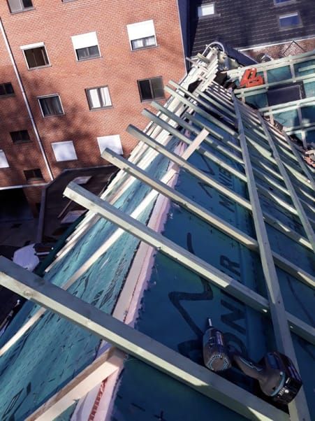 Pose de panneaux d'isolation sous toiture