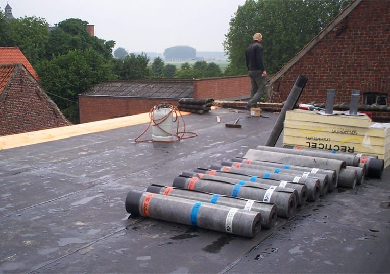 Chantier toiture plate — rouleaux Derbigum pr&ecirc;ts &agrave; poser