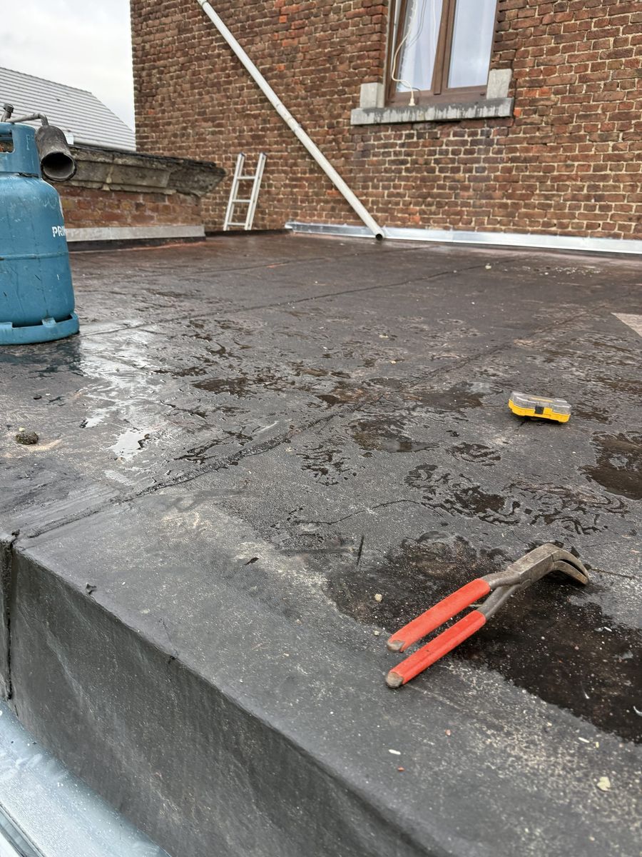 Ancienne membrane bitumineuse d&eacute;labor&eacute;e avant remplacement