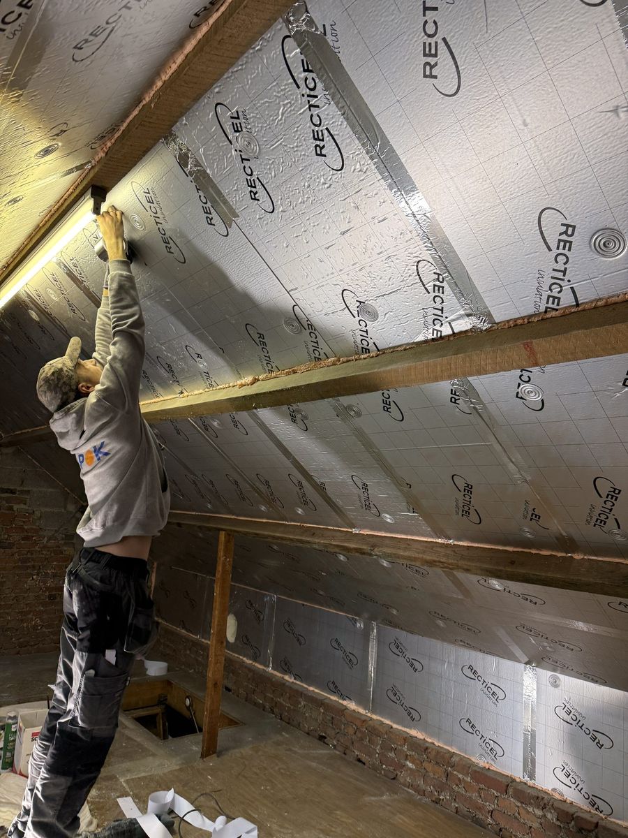 Pose isolation Recticel sous toiture — chantier SRL Deldime