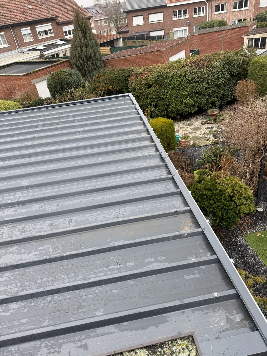 Toiture panneaux ECCO avec finitions bordures — après travaux