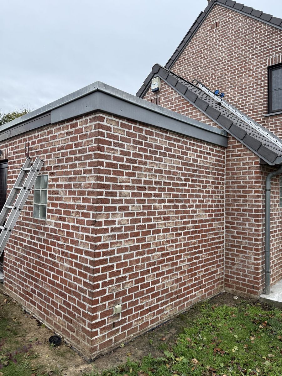 Toiture tuiles plates rouges vue aérienne