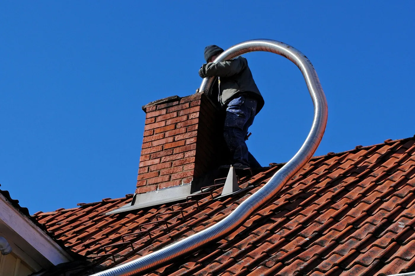 Pose d'un tubage flexible inox dans une chemin&eacute;e — chantier Toiture Deldime