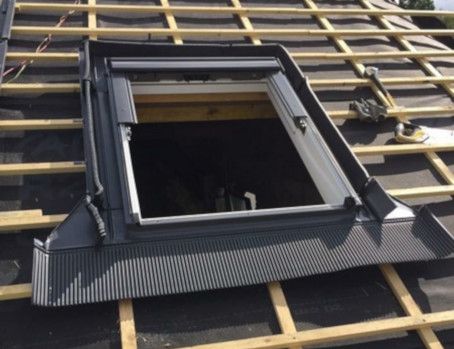 Chantier Toiture Deldime - cadre Velux pos&eacute; sur charpente avec &eacute;tanch&eacute;it&eacute;