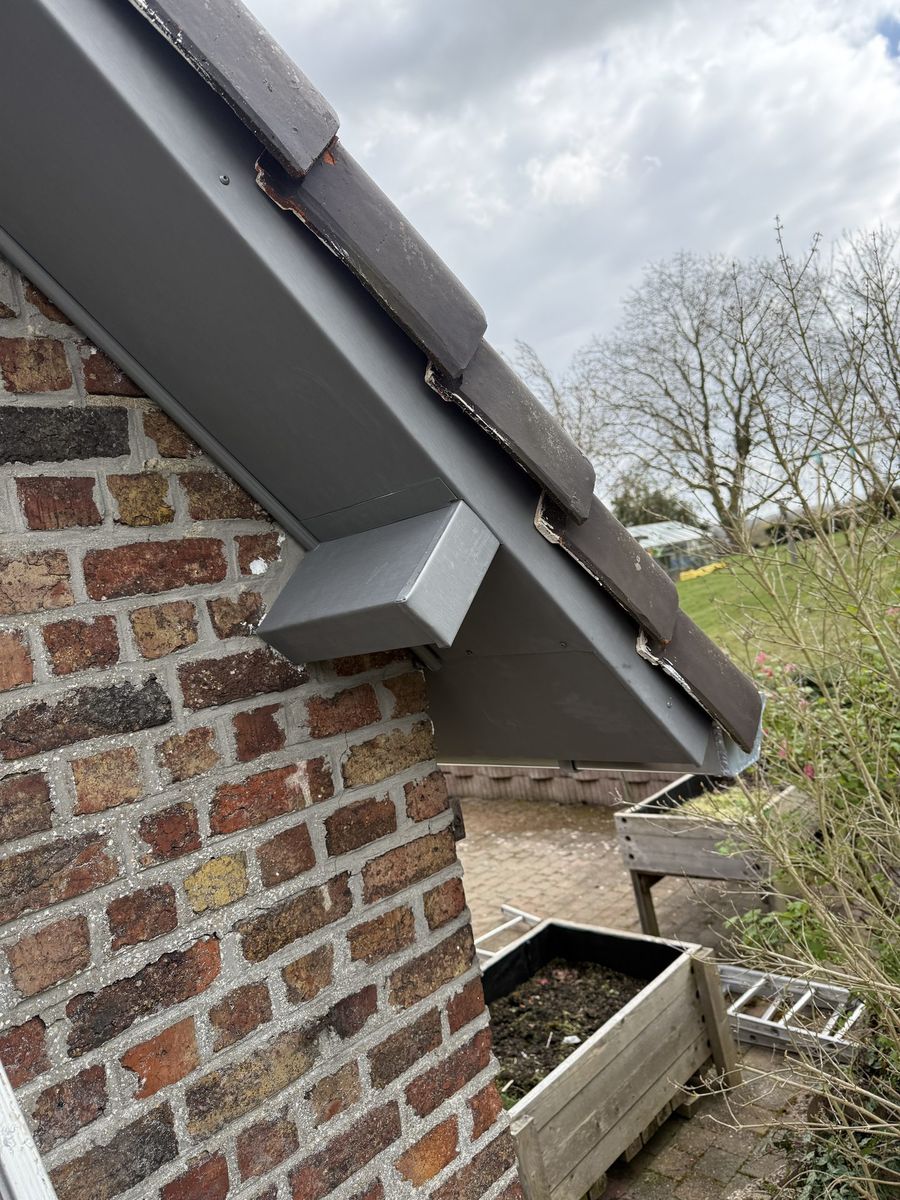 Rive et dépassant en zinc quartz